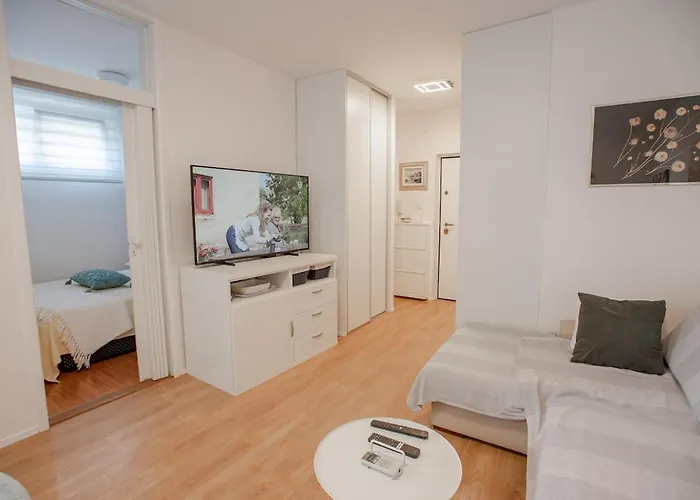 Flora Apartment Split